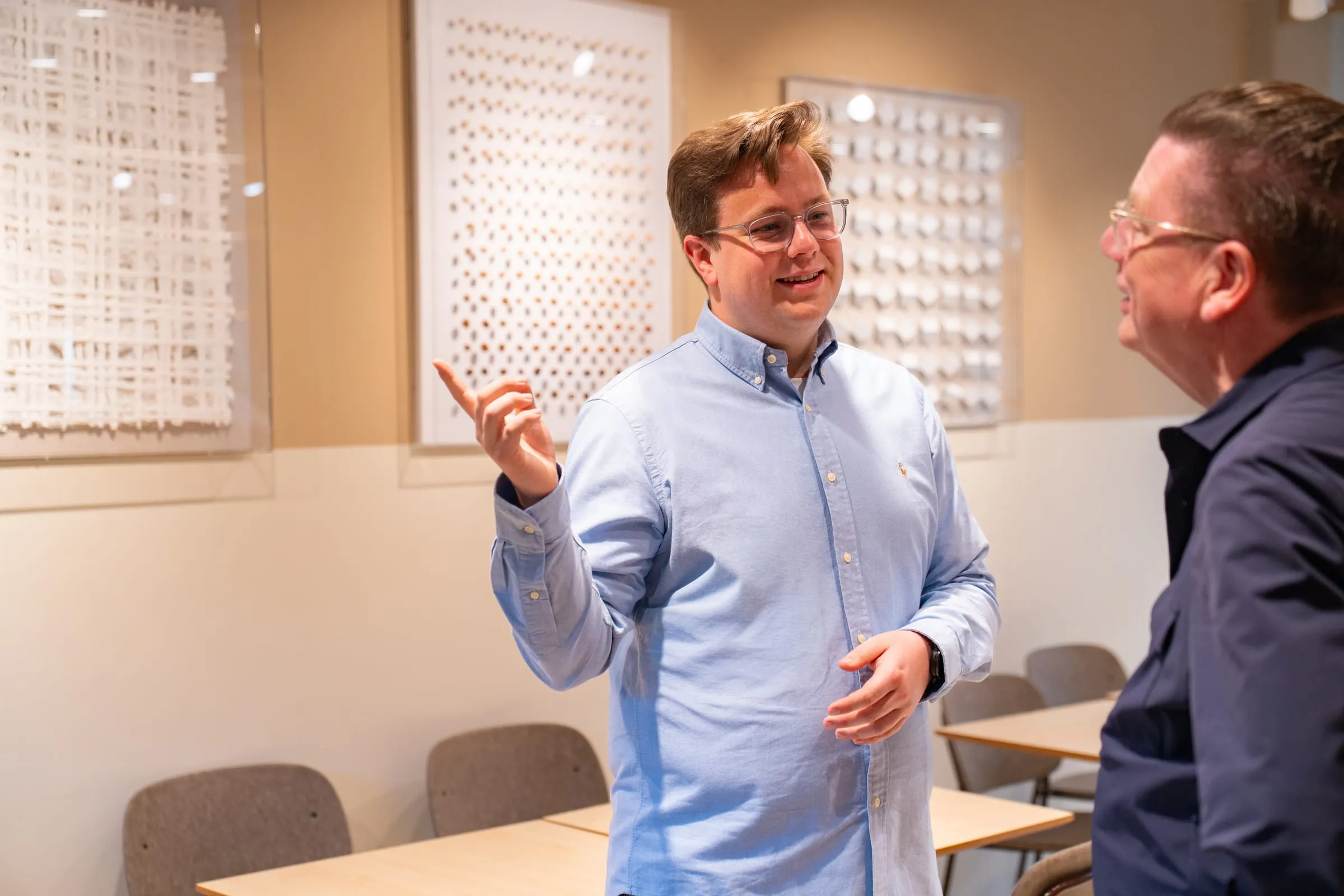 Florence-collega legt een AI-toepassing uit aan een collega