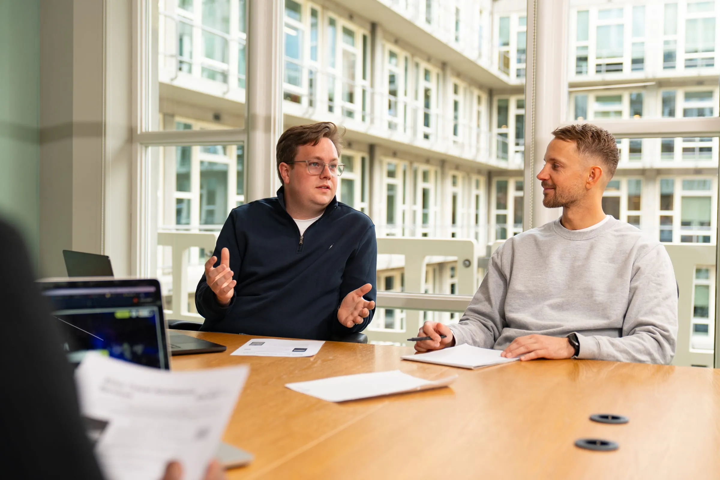 Overleg met documenten en laptop in een vergaderkamer