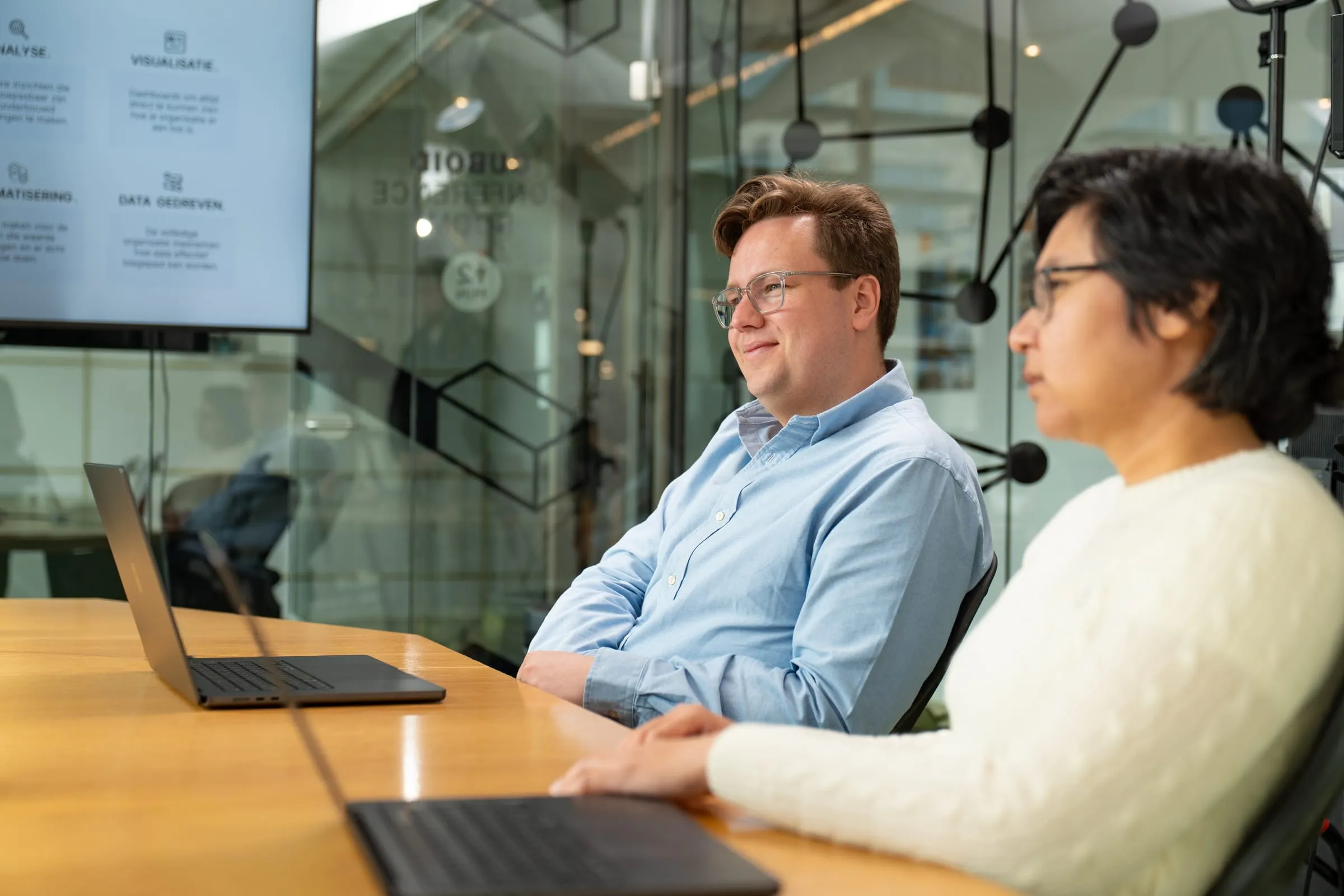 Datavisualisatie op een groot scherm tijdens een werksessie
