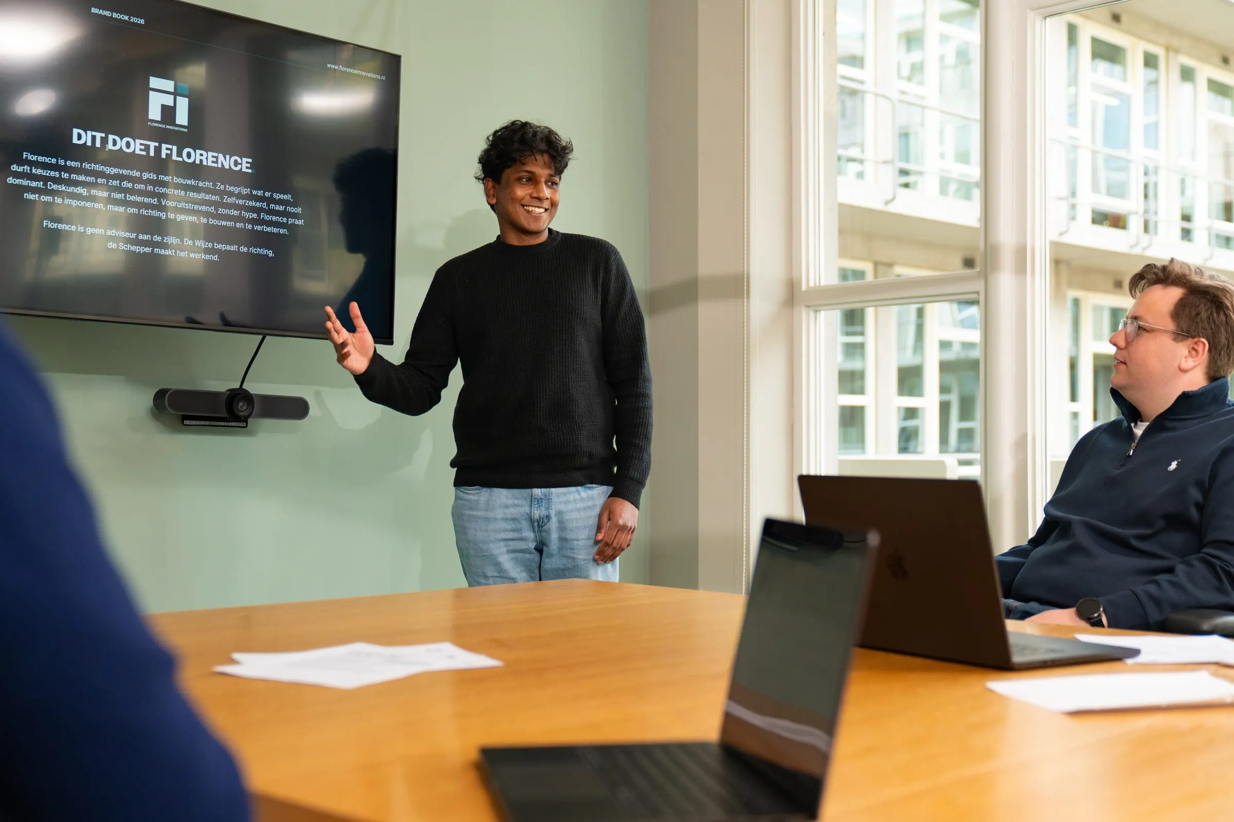 Florence-collega presenteert een dashboard aan het team