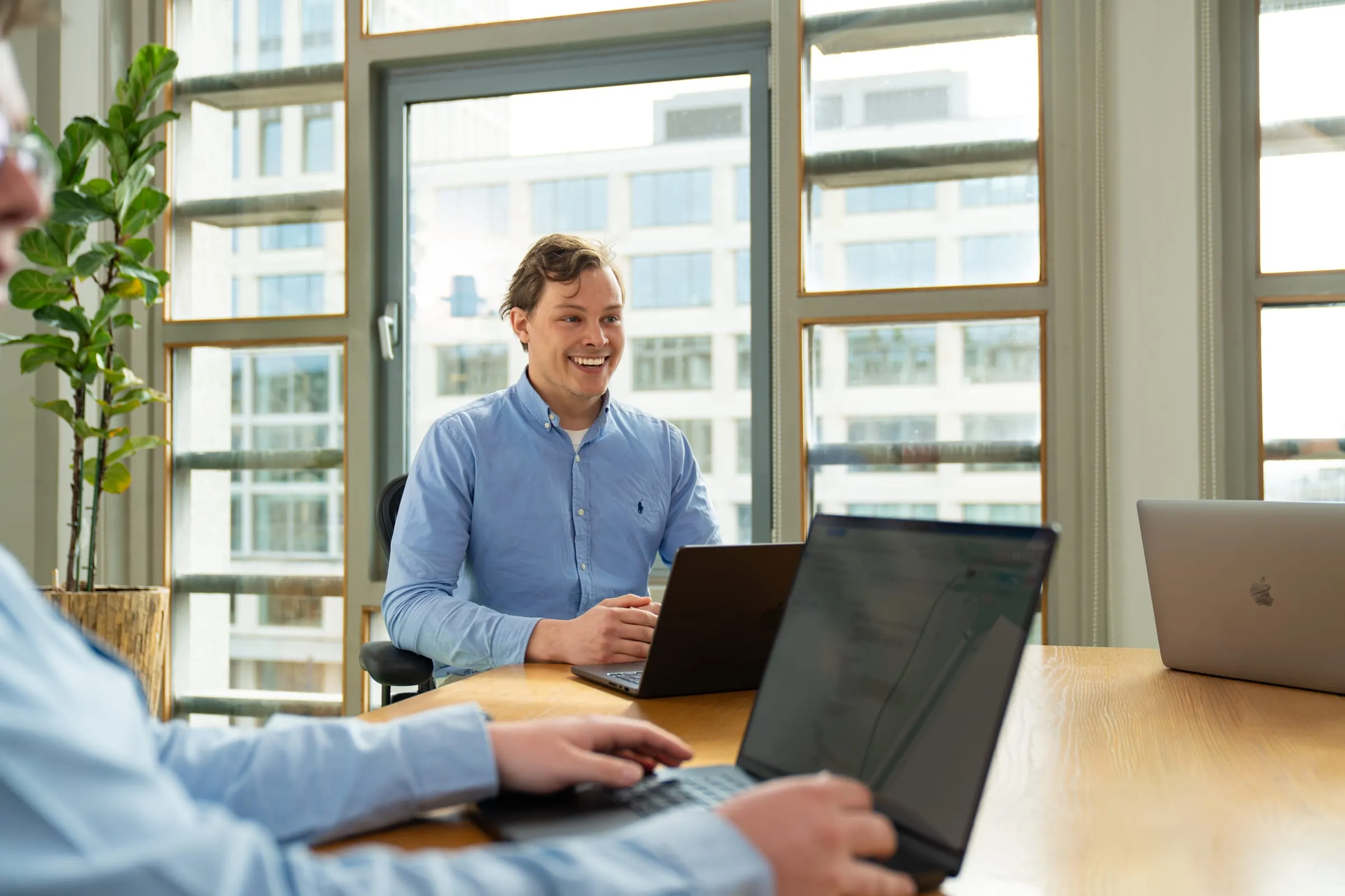 Florence-collega's werken samen aan laptops
