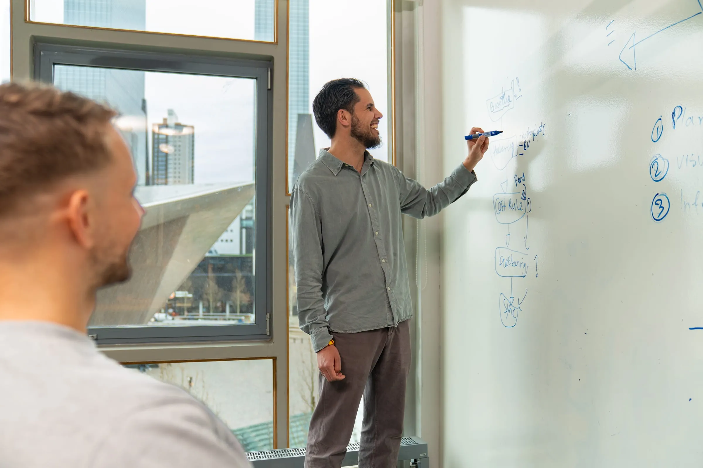 Whiteboardschets van een data-architectuur met genummerde stappen