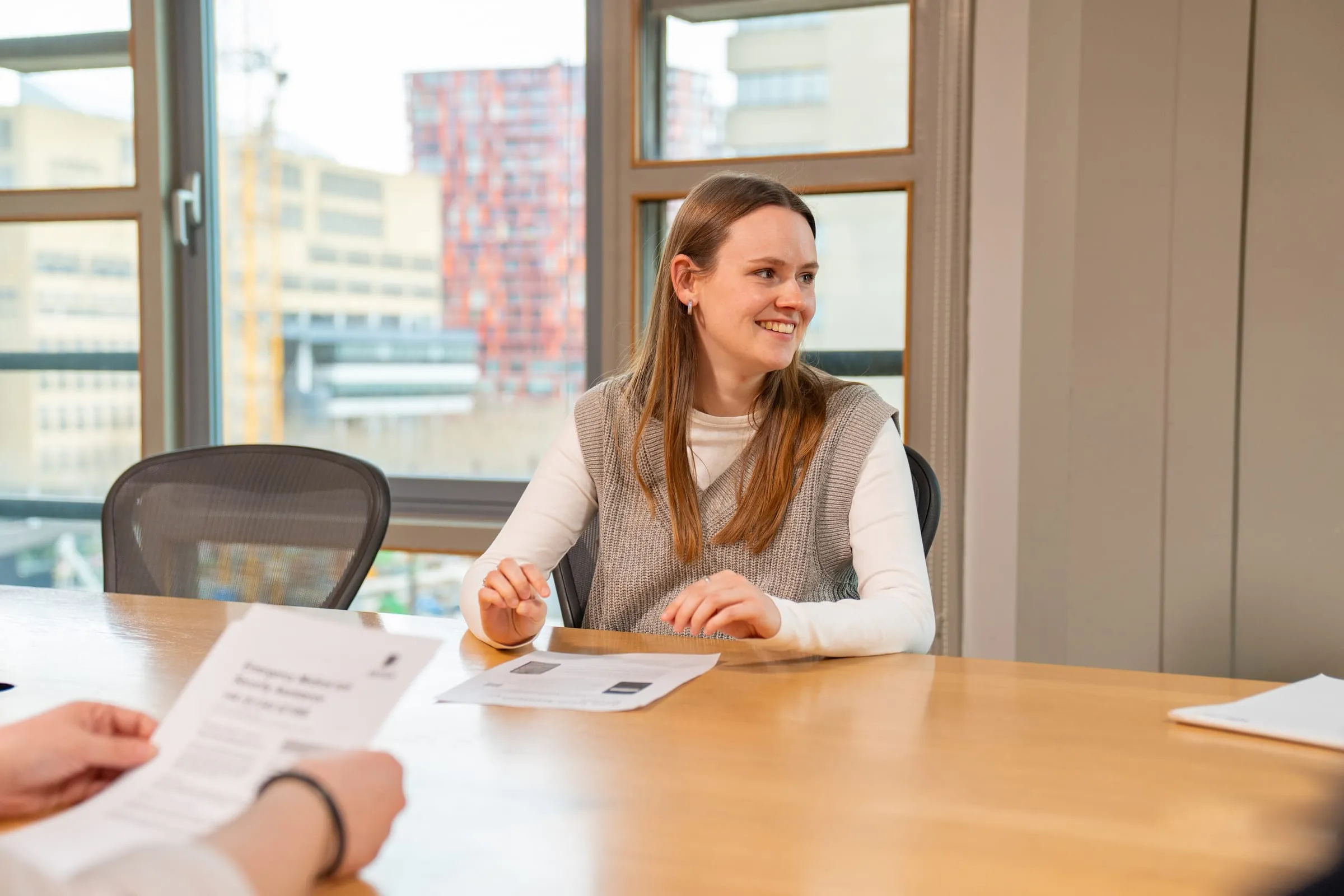 Florence-collega met documenten tijdens een gesprek