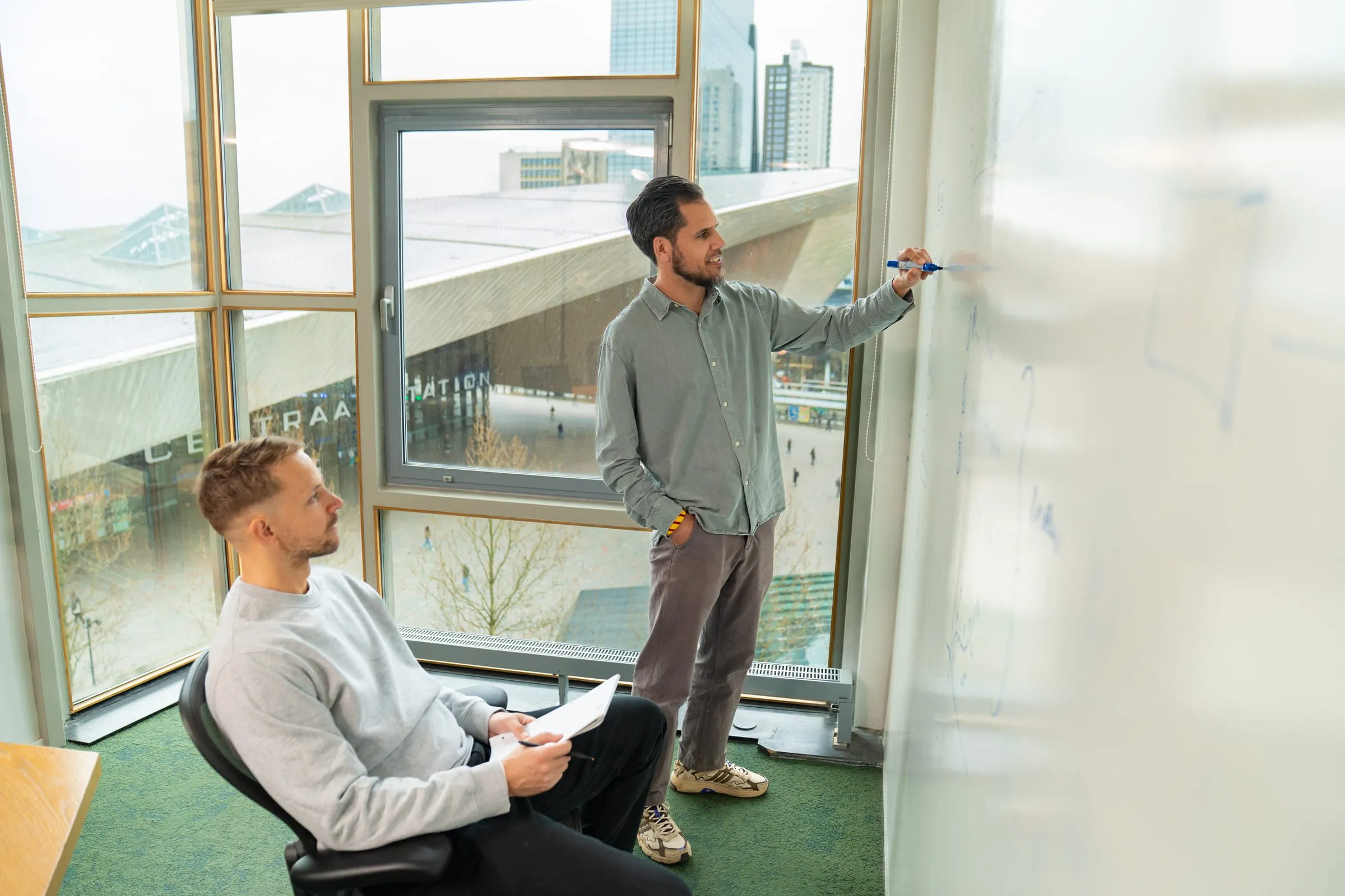 Whiteboardsessie met uitzicht op Rotterdam Centraal